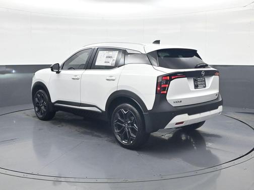 Aspen White Tricoat/Super Black 2026 Nissan Kicks SR