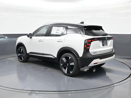 Aspen White Tricoat/Super Black 2026 Nissan Kicks SR