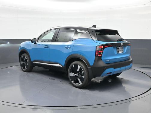 Arctic Ice Blue Metallic/Super Black 2026 Nissan Kicks SR
