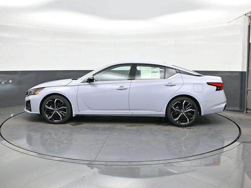 2025 Nissan Altima SR FWD