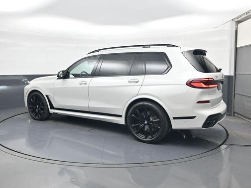 2025 BMW X7 M60i