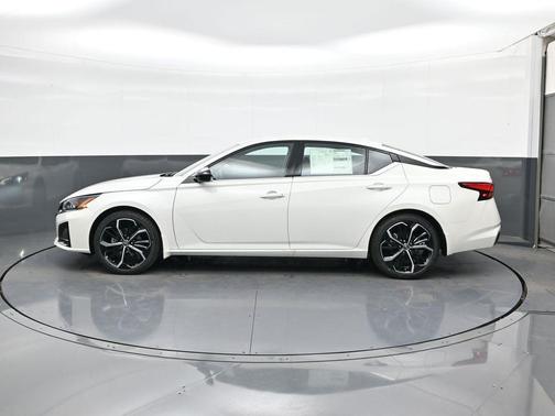 2025 Nissan Altima SR FWD