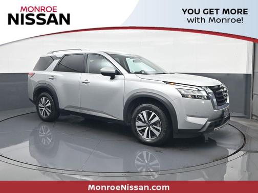 2023 Nissan Pathfinder SL FWD