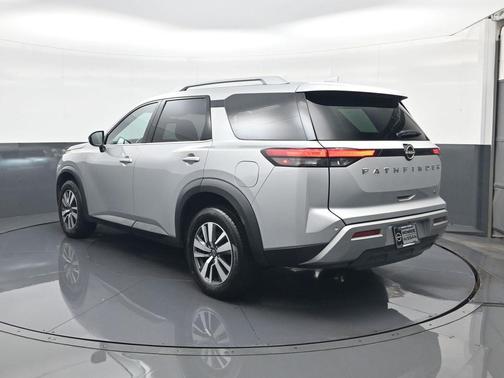 2023 Nissan Pathfinder SL FWD