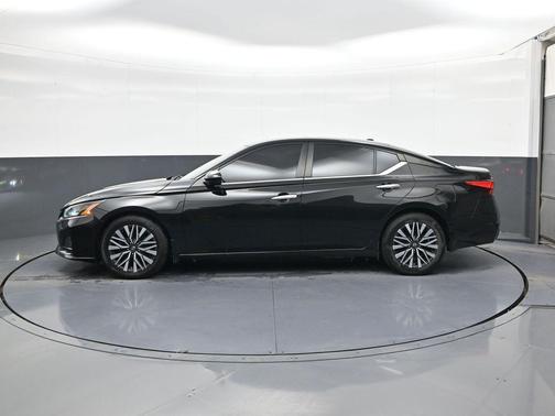 Super Black 2023 Nissan Altima 2.5 SV