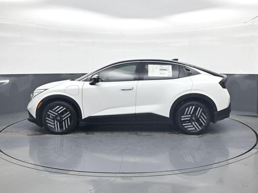 Everest White Pearl Tricoat/Black 2026 Nissan Leaf SV+