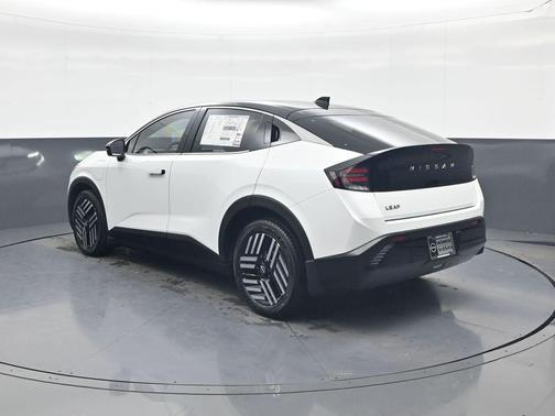 Everest White Pearl Tricoat/Black 2026 Nissan Leaf SV+