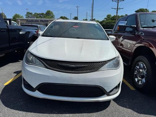 Bright White Clearcoat 2018 Chrysler Pacifica Touring-L Plus