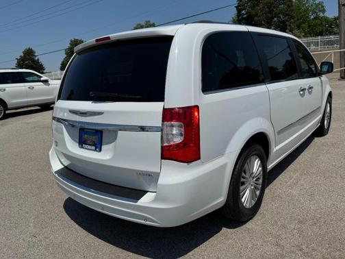 Bright White Clearcoat 2014 Chrysler Town & Country Limited