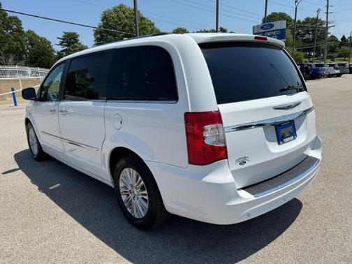 Bright White Clearcoat 2014 Chrysler Town & Country Limited