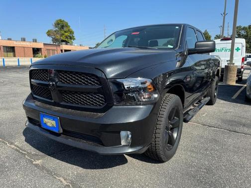 Brilliant Black Crystal Pearlcoat 2017 RAM 1500 Express