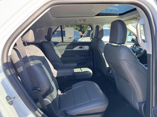 2025 Ford Explorer Active 4WD