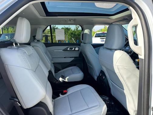 White Tri-Coat 2026 Ford Explorer Platinum