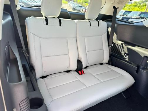 White Tri-Coat 2026 Ford Explorer Platinum