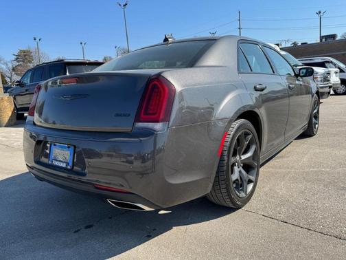 2022 Chrysler 300 Touring L