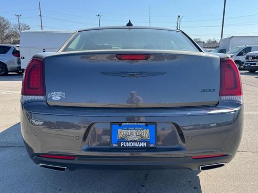 2022 Chrysler 300 Touring L