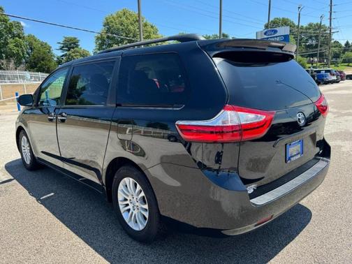 Midnight Black Metallic 2017 Toyota Sienna XLE