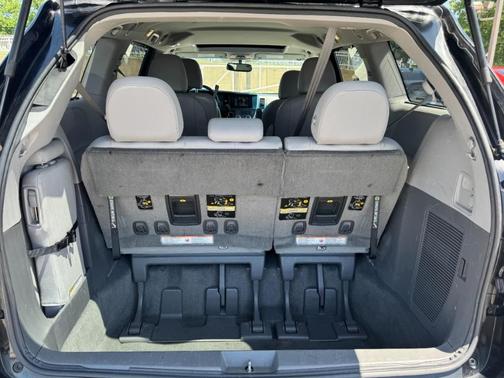 Midnight Black Metallic 2017 Toyota Sienna XLE