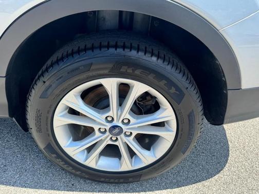 Ingot Silver Metallic 2018 Ford Escape SE