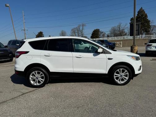 Oxford White 2017 Ford Escape SE