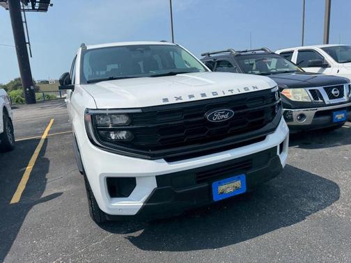 Oxford White 2025 Ford Expedition Active