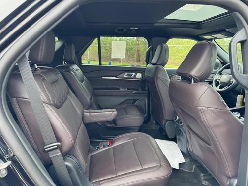 Agate Black Metallic 2026 Ford Explorer Platinum