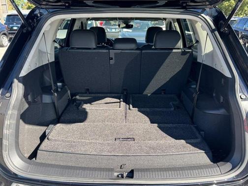 Deep Black Pearl Effect 2023 Volkswagen Tiguan 2.0T SE