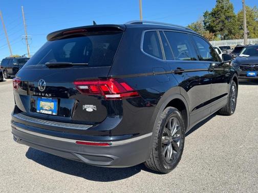 Deep Black Pearl Effect 2023 Volkswagen Tiguan 2.0T SE