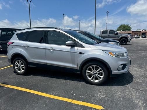 Ingot Silver Metallic 2017 Ford Escape SE