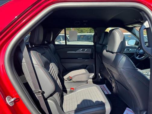 2025 Ford Explorer ST-Line 4WD