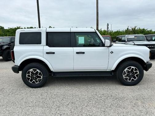 Oxford White 2026 Ford Bronco Outer Banks