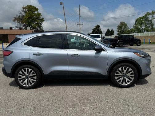 2022 Ford Escape Titanium Hybrid