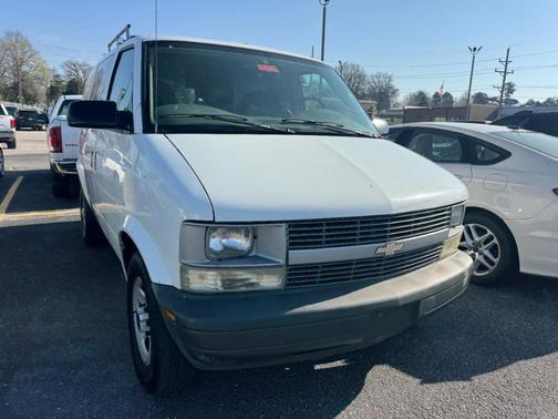 Summit White / White 2004 Chevrolet Astro