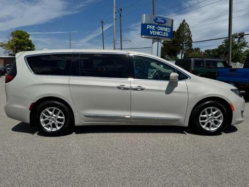 Luxury White Pearlcoat 2020 Chrysler Pacifica Touring