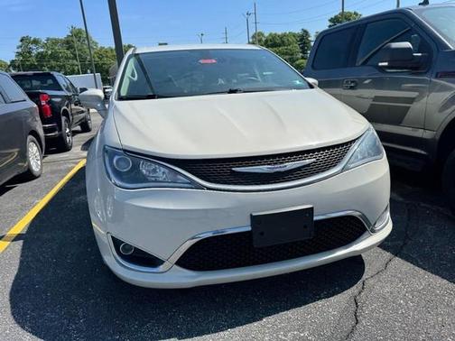 Luxury White Pearlcoat 2020 Chrysler Pacifica Touring