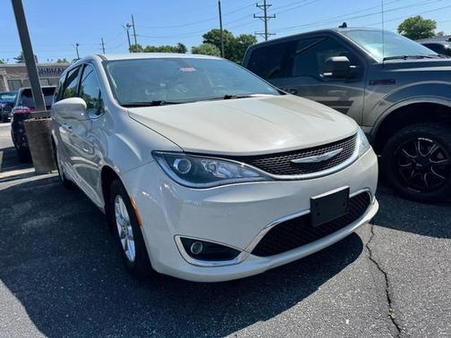 Luxury White Pearlcoat 2020 Chrysler Pacifica Touring