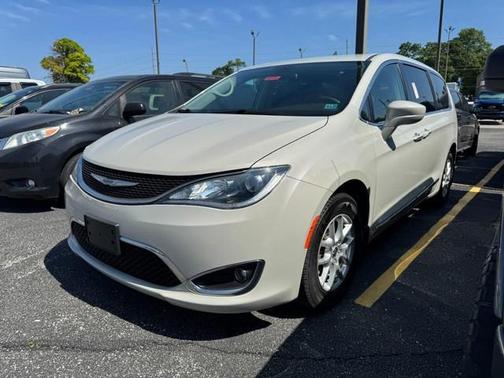 Luxury White Pearlcoat 2020 Chrysler Pacifica Touring