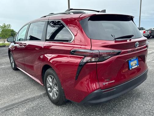Ruby Flare Pearl 2025 Toyota Sienna LE