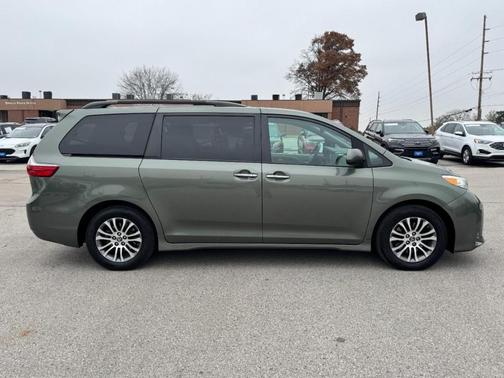 2020 Toyota Sienna XLE
