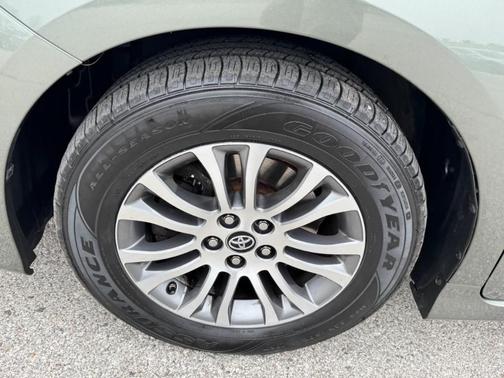 2020 Toyota Sienna XLE
