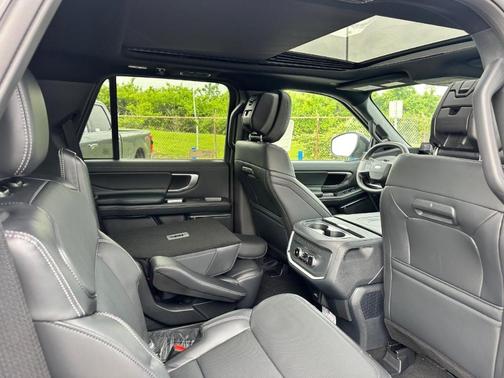 Agate Black Metallic 2026 Ford Expedition Platinum