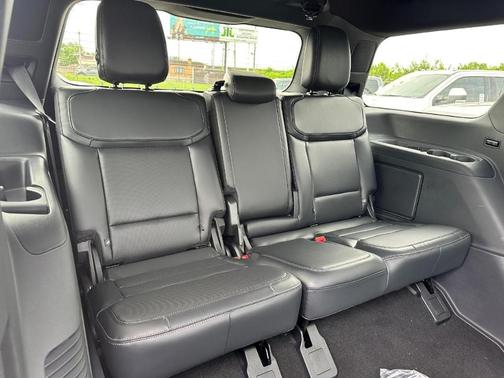 Agate Black Metallic 2026 Ford Expedition Platinum