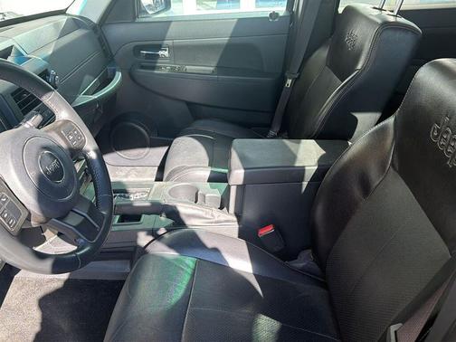 Brilliant Black Crystal Pearlcoat 2012 Jeep Liberty Sport
