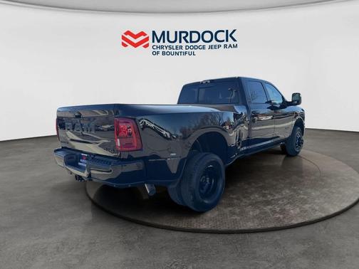 Diamond Black Crystal Pearlcoat 2026 RAM 3500 Laramie Crew Cab 4x4 8' Box