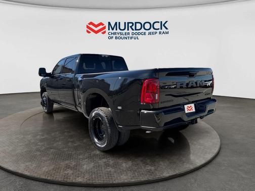 Diamond Black Crystal Pearlcoat 2026 RAM 3500 Laramie Crew Cab 4x4 8' Box