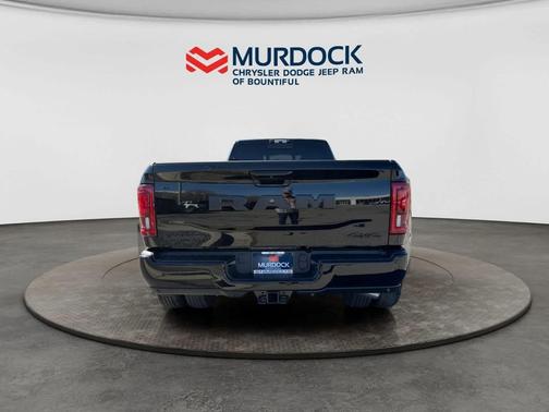 Diamond Black Crystal Pearlcoat 2026 RAM 3500 Laramie Crew Cab 4x4 8' Box