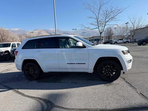 2022 Jeep Grand Cherokee Laredo