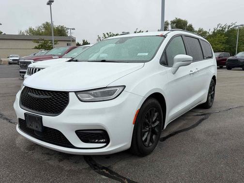 Bright White Clearcoat 2021 Chrysler Pacifica Touring L