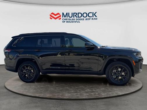 Diamond Black Crystal Pearlcoat 2026 Jeep Grand Cherokee L Altitude
