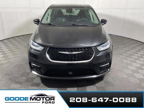 Brilliant Black Crystal Pearlcoat 2023 Chrysler Pacifica TOURING L